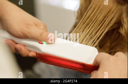 Keratin Recovery Haar-und Protein-Behandlung Stapel mit Ultraschall-Eisen-Tool. Stockfoto