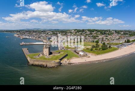 Luftaufnahme von Broughty Ferry und Broughty Castle, Schottland. Stockfoto