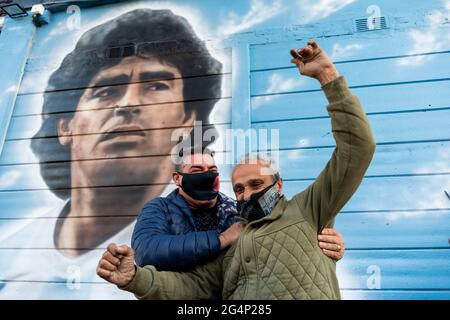 Stadt Buenos Aires, Stadt Buenos Aires, Argentinien. Juni 2021. INT. Sport. 22. Juni 2021, Stadt Buenos Aires, Argentinien. Dutzende von Diego MaradonaÂ´s-Anhängern gedenken und feiern das „Ziel des Jahrhunderts“ – laut FIFA 2002 –, das Diego Armando Maradona vor 35 Jahren bei der FIFA-Weltmeisterschaft FIFA Mexiko 1986 am 22. Juni um 16:09 Uhr im Diego Armando Maradona Stadium, Stadt Buenos Aires, Argentinien, gemacht hat. Quelle: Julieta Ferrario/ZUMA Wire/Alamy Live News Stockfoto