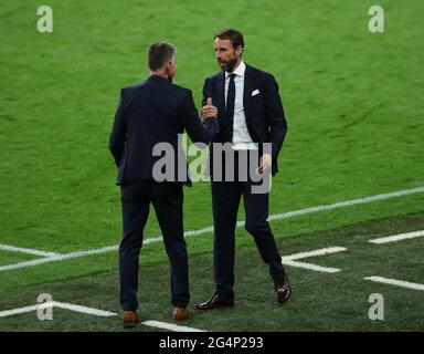 London, England, 22. Juni 2021. Jaroslav Silhavy, Trainer der Tschechischen Republik, rüttelt sich beim UEFA-Europameisterschaftsspiel im Wembley-Stadion in London mit dem englischen Manager Gareth Southgate aus. Bildnachweis sollte lauten: David Klein / Sportimage Stockfoto