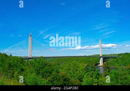 Szenischer Blick auf die Penobscot Narrows Bridge von der szenischen Weiche in Prospect, Maine-02 Stockfoto