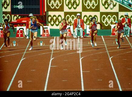 Florence Griffith Joyner (USA) gewinnt die Goldmedaille im 100-m-Finale der Frauen bei den Olympischen Sommerspielen 1988. Stockfoto