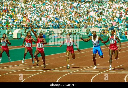Finale der 100 Millionen Männer bei den Olympischen Sommerspielen 1988. Ben Johnson (CAN) gewinnt #159, wird aber später disqualifiziert und erhält den Sieg an Carl Lewis (USA) #1102. Stockfoto
