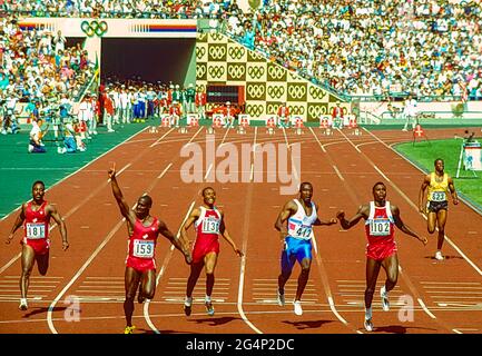 Finale der 100 Millionen Männer bei den Olympischen Sommerspielen 1988. Ben Johnson (CAN) gewinnt #159, wird aber später disqualifiziert und erhält den Sieg an Carl Lewis (USA) #1102. Stockfoto