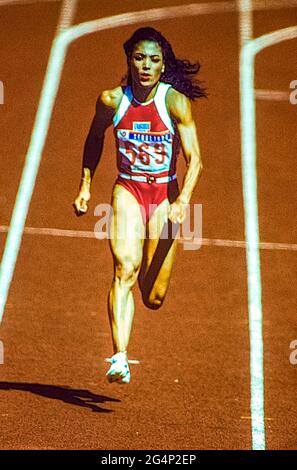 Florence Griffith Joyner (USA) gewinnt die Goldmedaille im 100-m-Finale der Frauen bei den Olympischen Sommerspielen 1988. Stockfoto