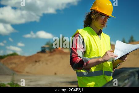 Bauingenieur mit Dokumenten auf der Baustelle der Kreuzung. Stockfoto