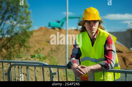 Männlicher Arbeiter in Hardhut und hoher Visusjacke. Stockfoto