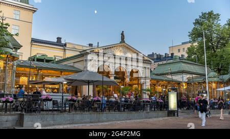 Die Menschen genießen ein warmes Sommerwochenende in der Innenstadt von Helsinki nach der Sperrung des Coronavirus Stockfoto