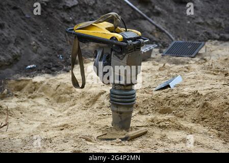 Maschine zur Bodenverdichtung auf der Baustelle. Stockfoto
