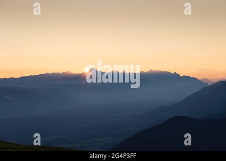Majestätischer Sonnenuntergang in der Berglandschaft im Sommer Stockfoto