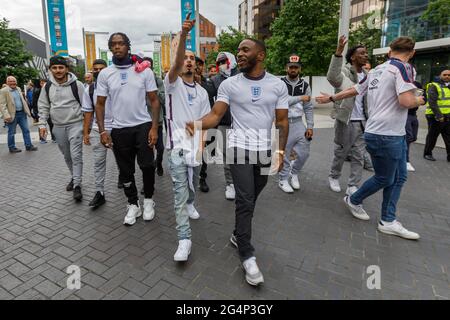 Wembley Stadium, Wembley Park, Großbritannien. Juni 2021. Das Londoner Duo, Hip-Hop-Künstler und die offizielle Hymne „We are England“-Rapper von England, Krept und Konan auf dem Olympischen Weg. Englands gegen die Tschechische Republik, das letzte Gruppe-D-Spiel der UEFA-Fußball-Europameisterschaft, beginnt um 20 Uhr im Wembley-Stadion. Amanda Rose/Alamy Live News Stockfoto