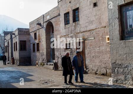 Talas,Kayseri/Türkei - 24.01.2014:eine alte Straße und historische Häuser im Stadtteil Talas Stockfoto