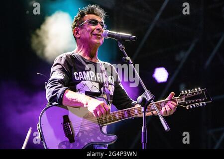 Mailand Italien21. Juni 2021. Der italienische Singer/Songwriter EDOARDO BENNATO ist live auf der Bühne des Castello Sfrozesco während der „Estate Sforzesca 2021“ zu erleben. Stockfoto