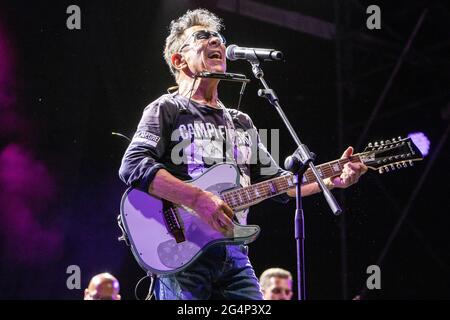 Mailand Italien21. Juni 2021. Der italienische Singer/Songwriter EDOARDO BENNATO ist live auf der Bühne des Castello Sfrozesco während der „Estate Sforzesca 2021“ zu erleben. Stockfoto