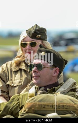 Weibliche und männliche Darstellerinnen in amerikanischer Militärtracht aus dem Zweiten Weltkrieg. Kleid aus der Zeit des Krieges Stockfoto