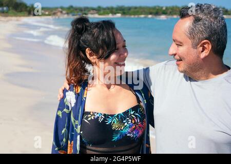 Reifes Ehepaar, das am Strand spazieren geht. Sie sind glücklich. Stockfoto