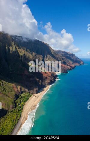 KALALAU TAL entlang der NA PALI KÜSTE, von einem Hubschrauber aus gesehen - KAUAI, HAWAII Stockfoto