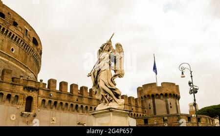 Rom, Ponte Sant'Angelo. Diese Statue trägt den Namen Engel mit der Lanze und befindet sich an einem der Enden der Brücke. Wurde vom Bildhauer Domenic gemacht Stockfoto