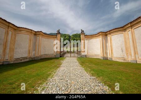 Varese, Italien - 19. Juni 2021: Weitwinkelaufnahme der Villa Porta Bozzolo, einem alten Herrenhaus in Norditalien. Stockfoto