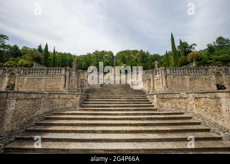 Varese, Italien - 19. Juni 2021: Weitwinkelaufnahme der Villa Porta Bozzolo, einem alten Herrenhaus in Norditalien. Stockfoto