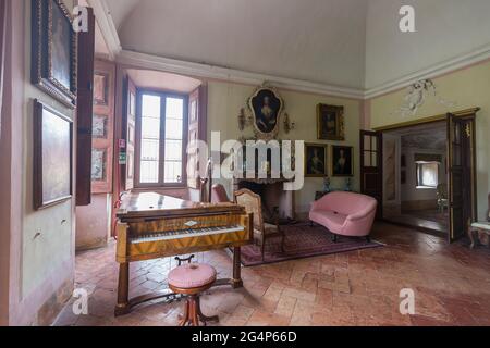 Varese, Italien - 19. Juni 2021: Weitwinkelaufnahme der Villa Porta Bozzolo, einem alten Herrenhaus in Norditalien. Stockfoto