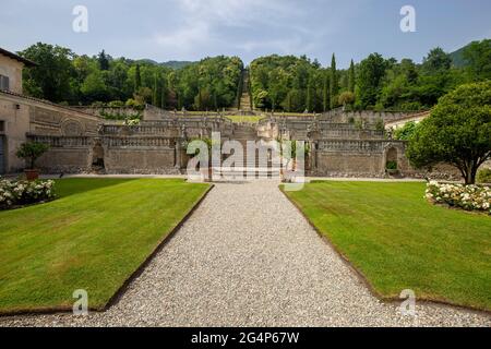 Varese, Italien - 19. Juni 2021: Weitwinkelaufnahme der Villa Porta Bozzolo, einem alten Herrenhaus in Norditalien. Stockfoto