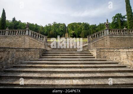 Varese, Italien - 19. Juni 2021: Weitwinkelaufnahme der Villa Porta Bozzolo, einem alten Herrenhaus in Norditalien. Stockfoto