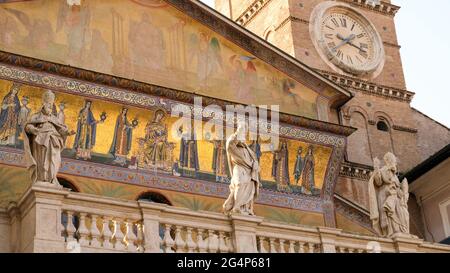 Rom, Stadtteil Trastevere. Basilika Santa Maria. Details des Fries und des Giebels im oberen Bereich. Stockfoto