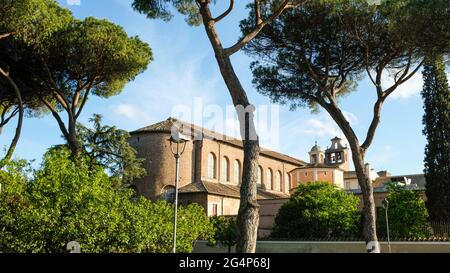 Rom. Blick auf die Rückseite der Basilica di Santa Sabina auf dem Aventin-Hügel, vom Orangengarten. Stockfoto