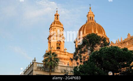 Catania. Kuppeln der prächtigen Kathedrale von Catania, die dem Heiligen Agatha gewidmet ist. Stockfoto