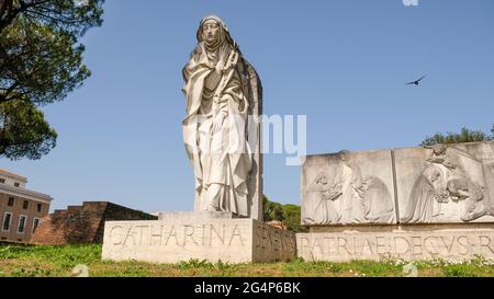 Rom. In der Nähe von Castel Sant'Angelo befindet sich diese schöne Statue der Katharina von Siena, Denkmal um 1962 eingeweiht. Stockfoto