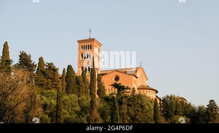 Rom, Piazza dei Cavalieri di Malta, Aventine Hill. Blick auf die Chiesa di Sant'Anselmo all'Aventino. Stockfoto