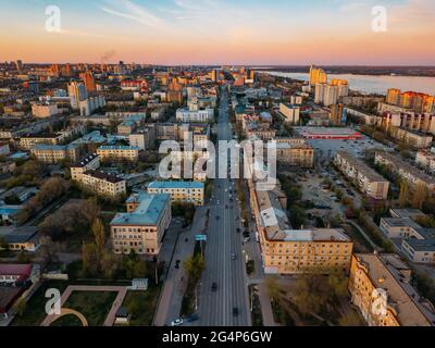 Abendfrühling Wolgograd Stadtbild bei Sonnenuntergang, Luftaufnahme. Stockfoto