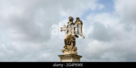 Rom, Ponte Sant'Angelo. Diese Statue trägt den Namen Engel mit der Aufschrift. Ist eine Kopie des Originals von Gian Lorenzo Bernini und Sohn Paolo. Stockfoto