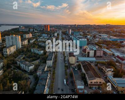 Abendfrühling Wolgograd Stadtbild bei Sonnenuntergang, Luftaufnahme. Stockfoto