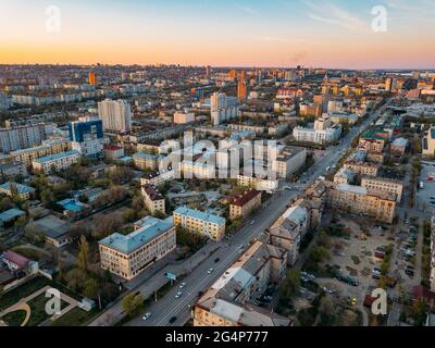 Abendfrühling Wolgograd Stadtbild bei Sonnenuntergang, Luftaufnahme. Stockfoto