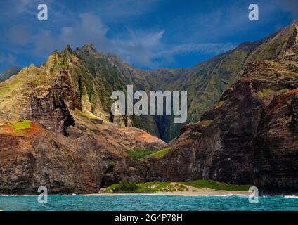 DAS KALALAU-TAL entlang der Küste von NA PALI ist eines der weltweit beliebtesten Wanderziele - KAUI, HAWAII Stockfoto