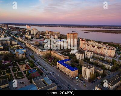 Abendfrühling Wolgograd Stadtbild bei Sonnenuntergang, Luftaufnahme. Stockfoto