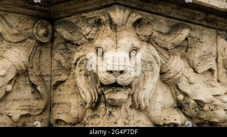 Rom. Ponte Vittorio Emanuele II. An den Enden der Brücke und über jeder der Säulen befinden sich Skulpturen, die Löwenköpfe haben. Stockfoto