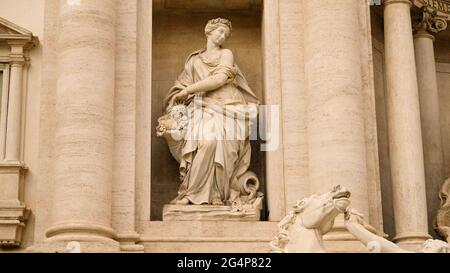 Rom. Trevibrunnen. Eine der beiden Statuen an den Seiten von Neptun. Dieses hier ist die Darstellung der Fülle. Stockfoto