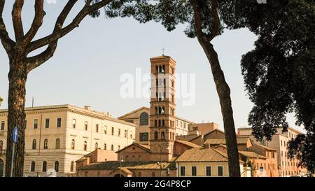 Rom. Blick auf den Turm der Basilika Santa Maria in Cosmedin, der im Mittelalter erbaut wurde. Stockfoto