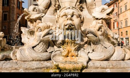 Rom, Piazza della Rotonda. Details des Phanteonbrunnens, entworfen von Giacomo della Porta und ausgeführt von Leonardo Sormani. Im Jahr 1711 wurde umgebaut. Stockfoto