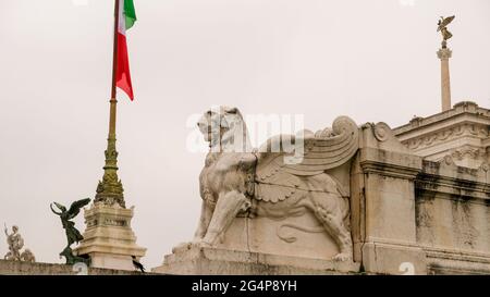 Rom, Denkmal für Vittorio Emanuele II. Eine der Statuen von geflügelten Löwen, die als Hüter des Ortes sind. Stockfoto