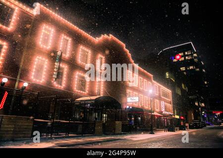 Ein abendlicher Spaziergang in der Innenstadt von Halifax, der moderne Finanzgebäude und Bars von der Grafton Street aus zeigt. Stockfoto