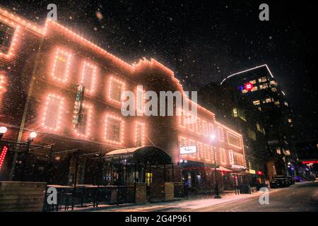 Ein abendlicher Spaziergang in der Innenstadt von Halifax, der moderne Finanzgebäude und Bars von der Grafton Street aus zeigt. Stockfoto