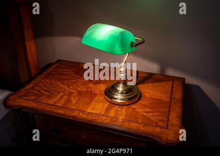 Vintage Retro Tischleuchte mit grünem Schirm und elektrischer Glühbirne Stockfoto