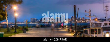 Panoramabild von Halifax Harbour mit regionaler Fähre. Halifax Skyline von Dartmouth aus gesehen. Halifax, Nova Scotia, Kanada Stockfoto