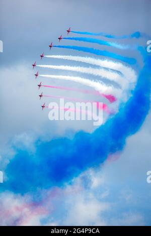 Das Royal Air Force Demonstrationsteam Red Arrows tritt an der Halifax Waterfront, Nova Scotia, Kanada, auf. Rote Pfeile schweben, während sie atemberaubende Routine üben Stockfoto