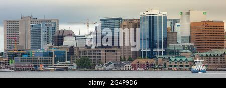 Halifax Harbour mit prominenten Geschäfts- und Finanzgebäuden sowie regionaler Fähre. Halifax Skyline von Dartmouth aus gesehen. Nova Scotia Stockfoto