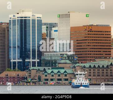 Panoramabild von Halifax Harbour mit regionaler Fähre. Halifax Skyline von Dartmouth aus gesehen. Halifax, Nova Scotia, Kanada Stockfoto